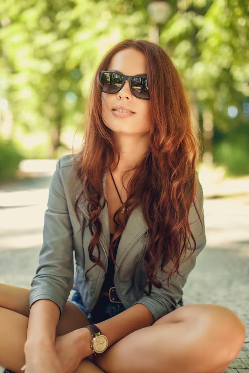 Mujer con lentes de sol en un parque